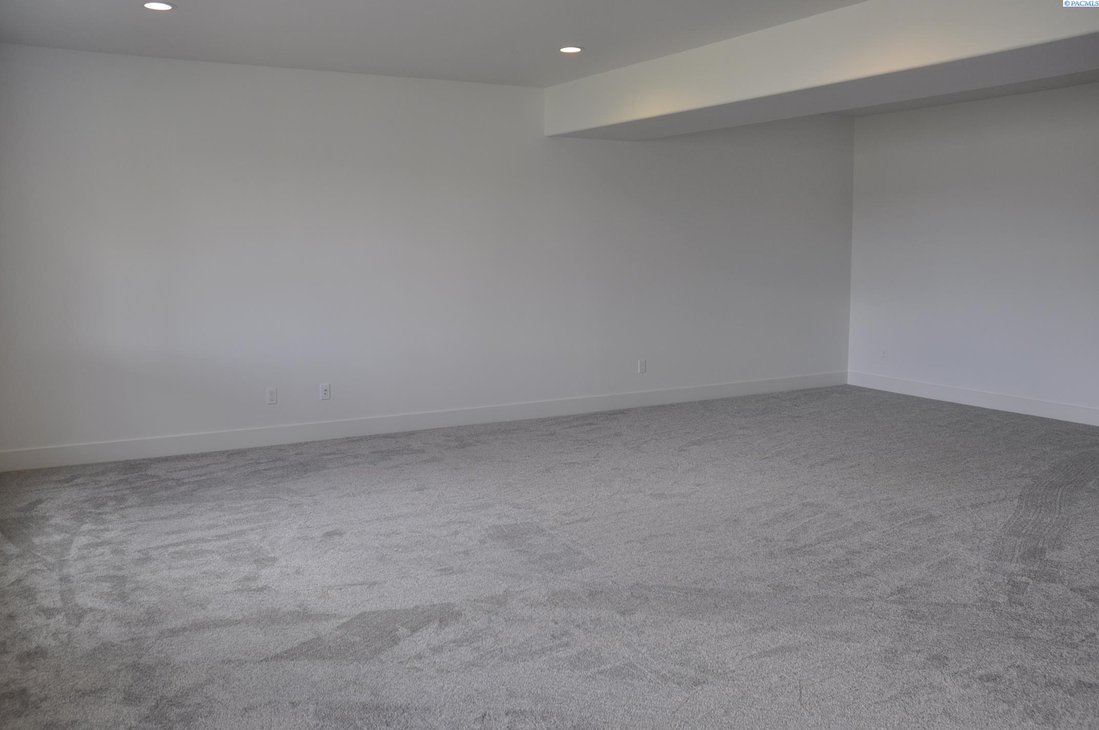 820 SW Iyla Ct. Unit Rancher w/Daylight Basement