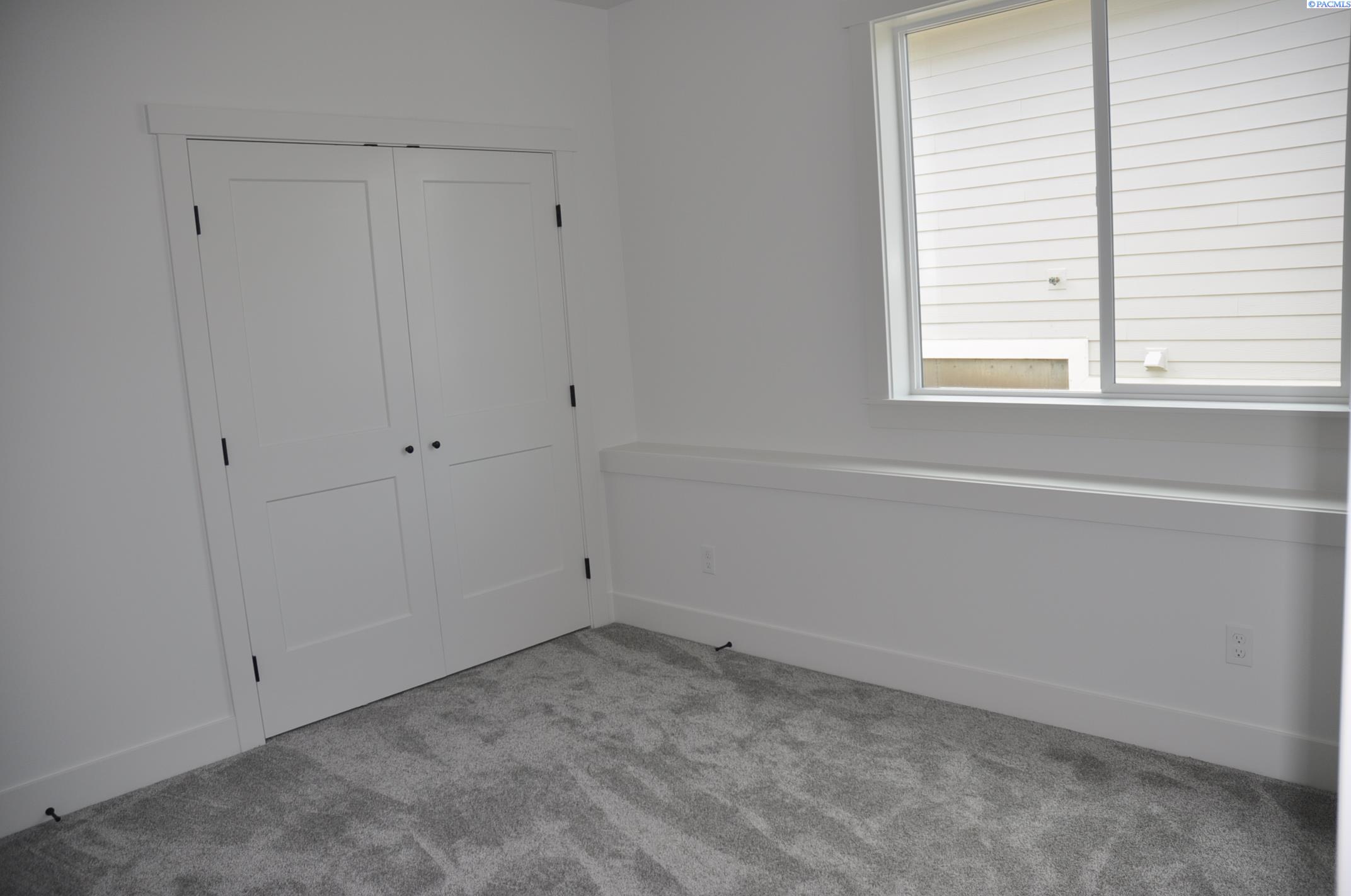 820 SW Iyla Ct. Unit Rancher w/Daylight Basement