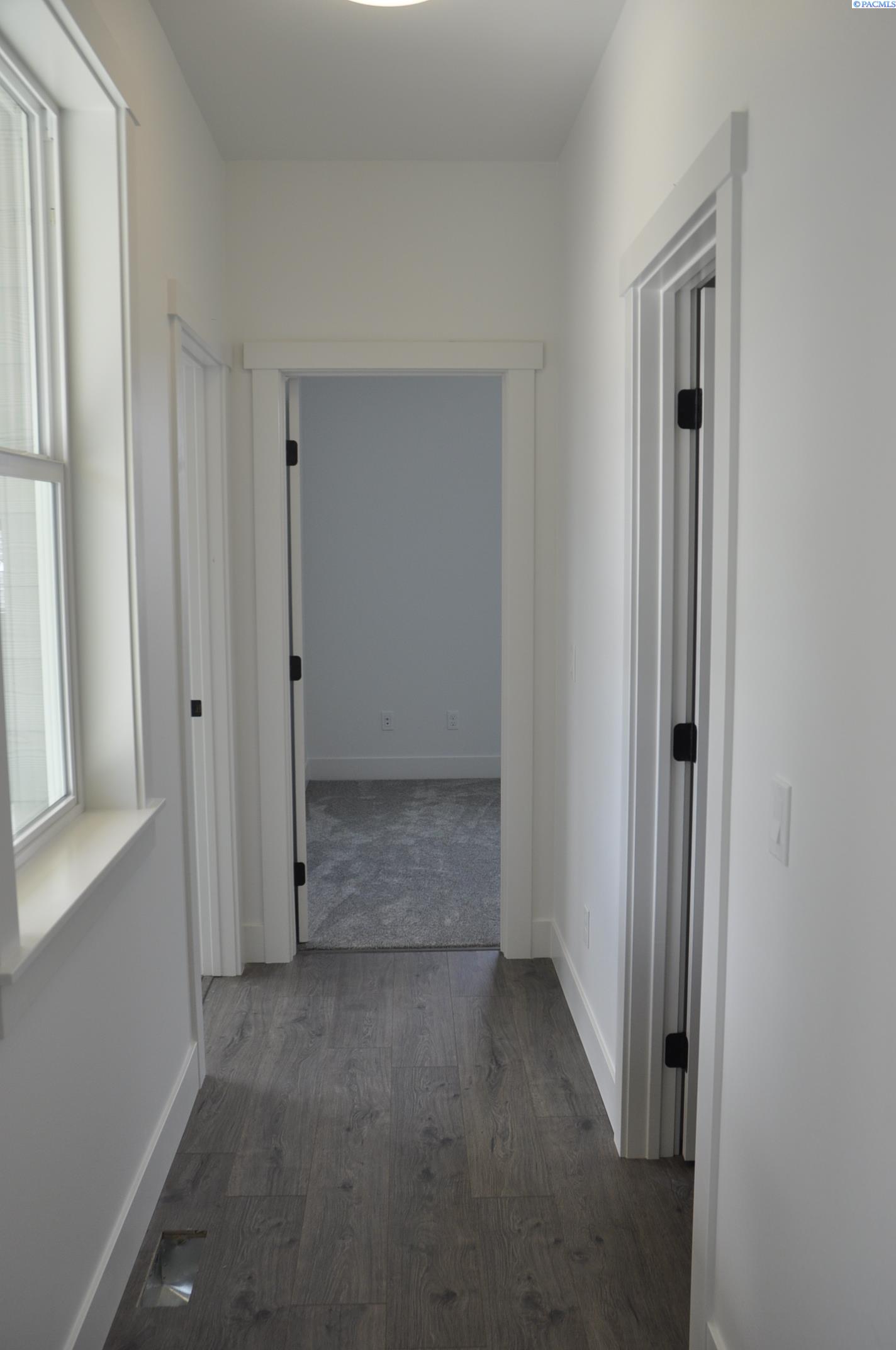 820 SW Iyla Ct. Unit Rancher w/Daylight Basement