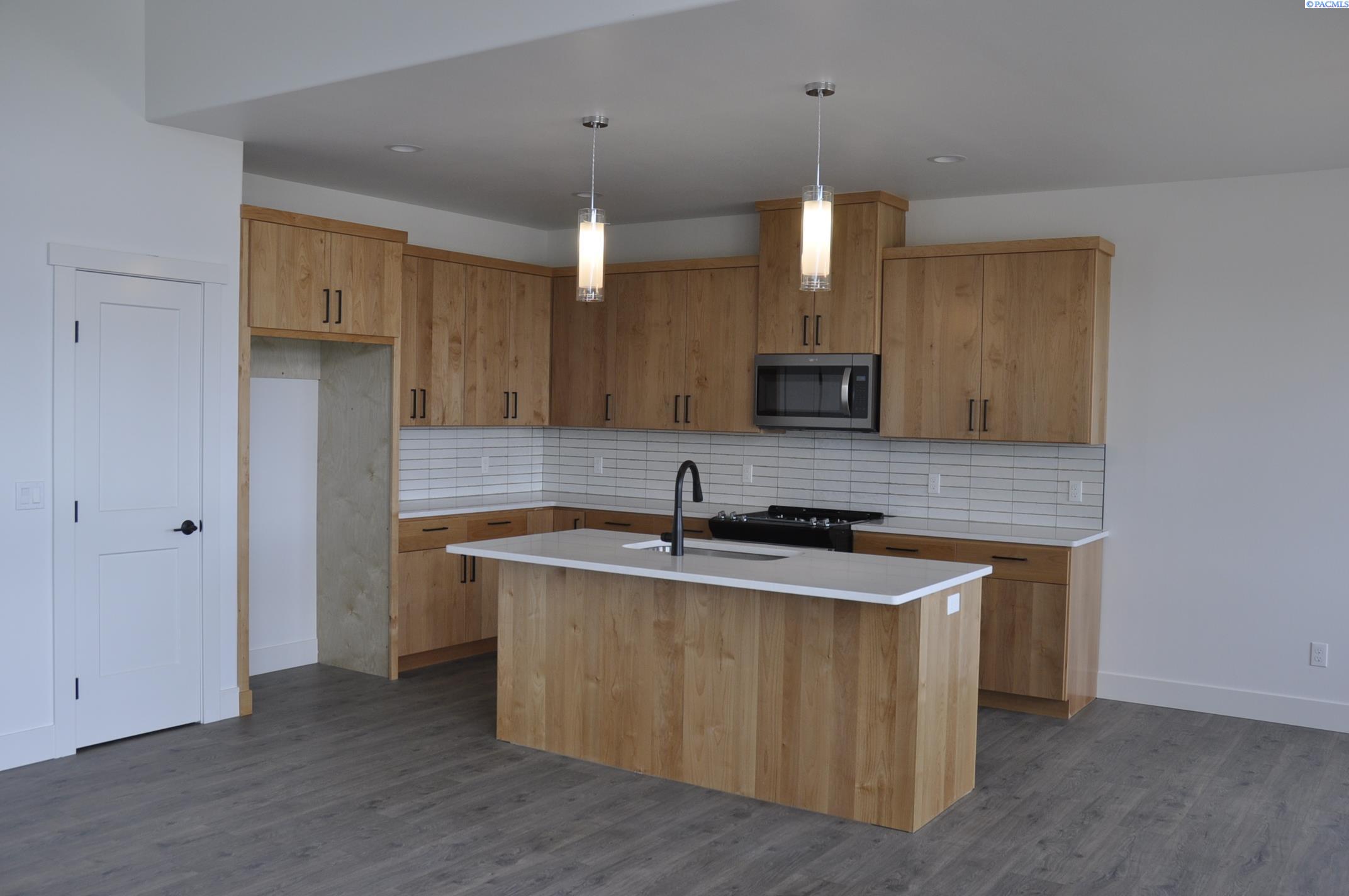 820 SW Iyla Ct. Unit Rancher w/Daylight Basement