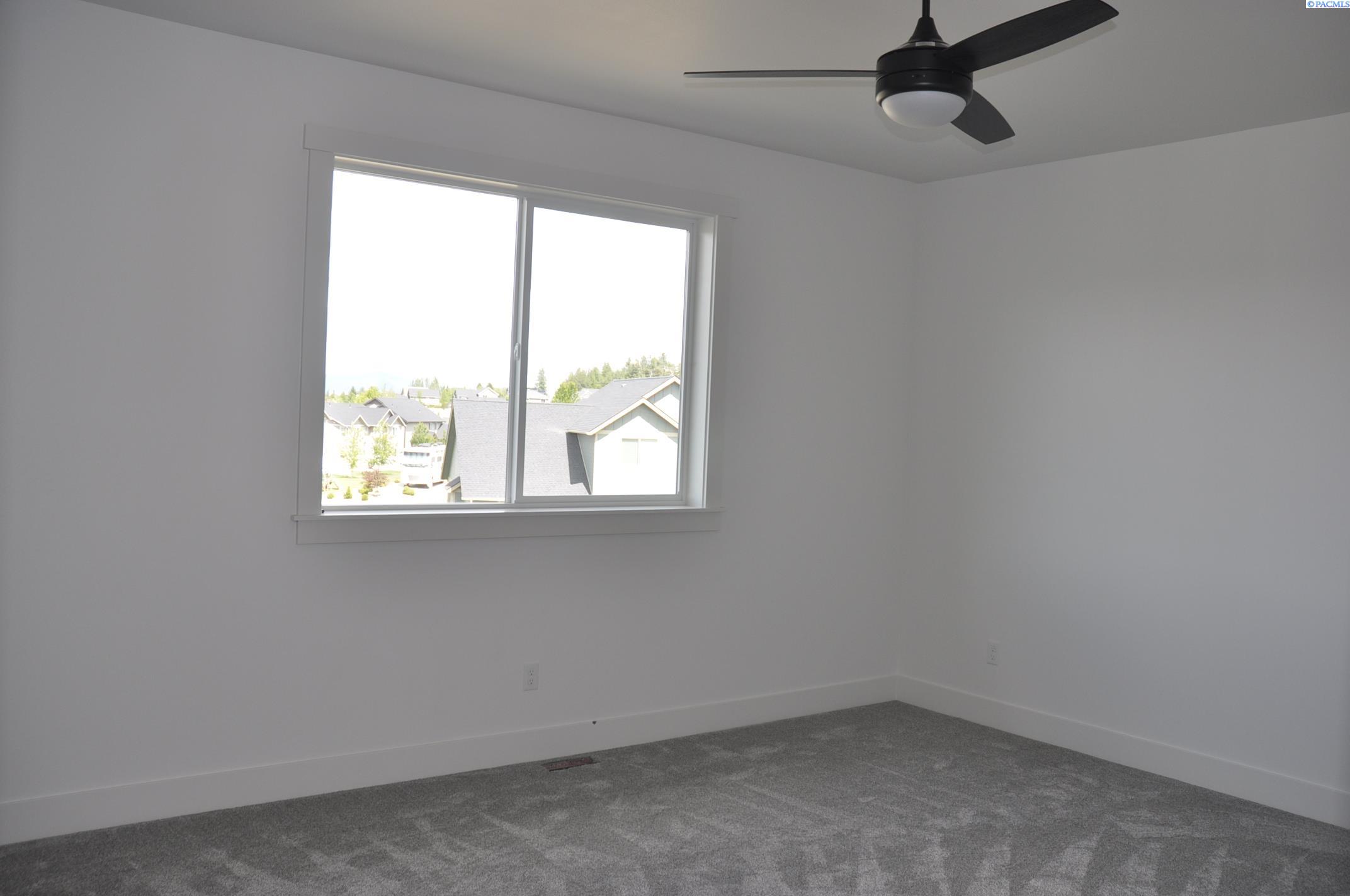 820 SW Iyla Ct. Unit Rancher w/Daylight Basement