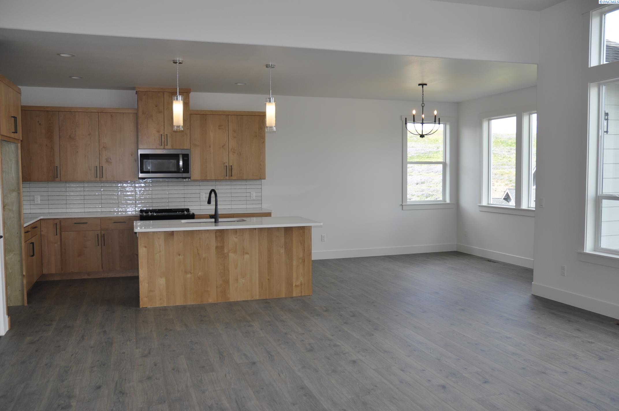 820 SW Iyla Ct. Unit Rancher w/Daylight Basement