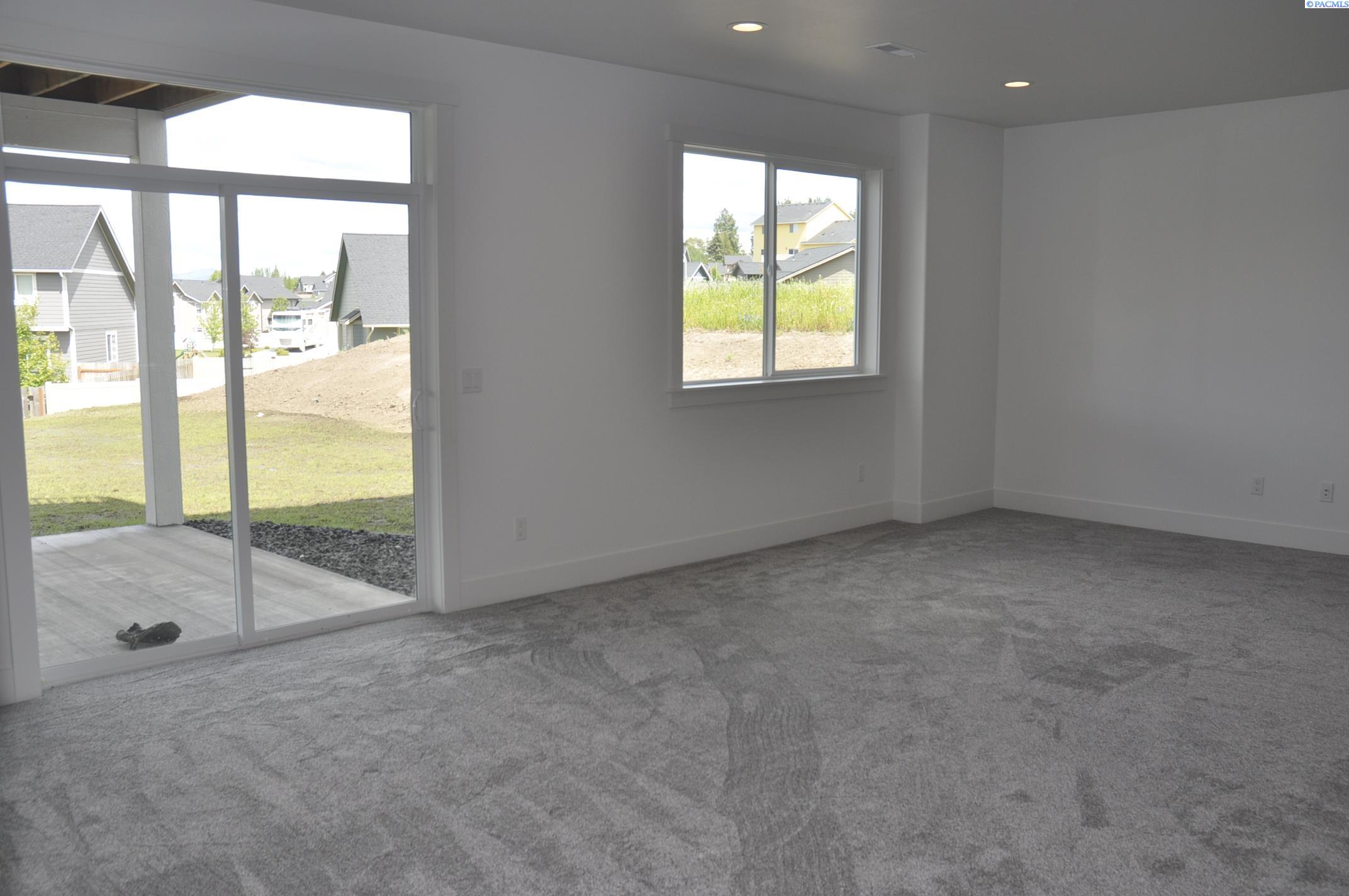 820 SW Iyla Ct. Unit Rancher w/Daylight Basement