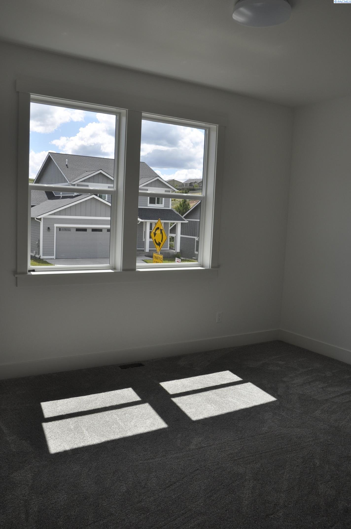 820 SW Iyla Ct. Unit Rancher w/Daylight Basement