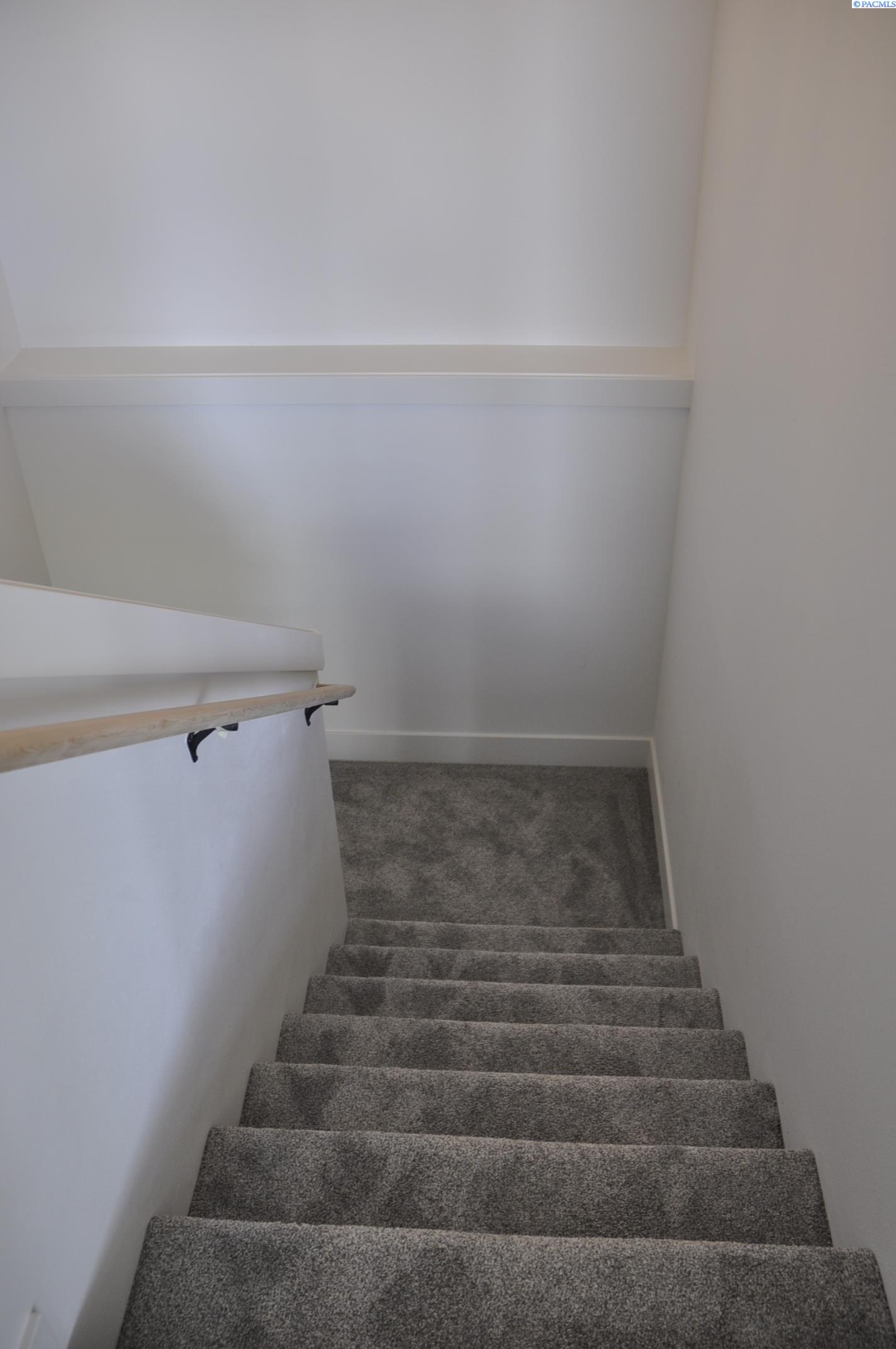 820 SW Iyla Ct. Unit Rancher w/Daylight Basement