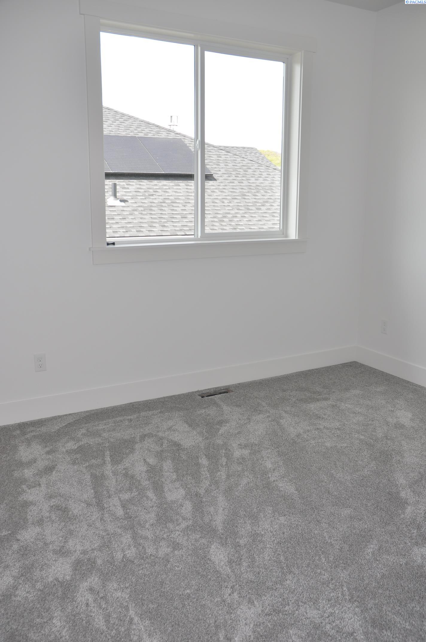 820 SW Iyla Ct. Unit Rancher w/Daylight Basement