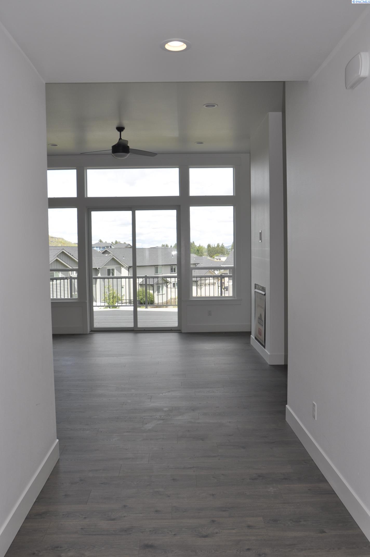 820 SW Iyla Ct. Unit Rancher w/Daylight Basement