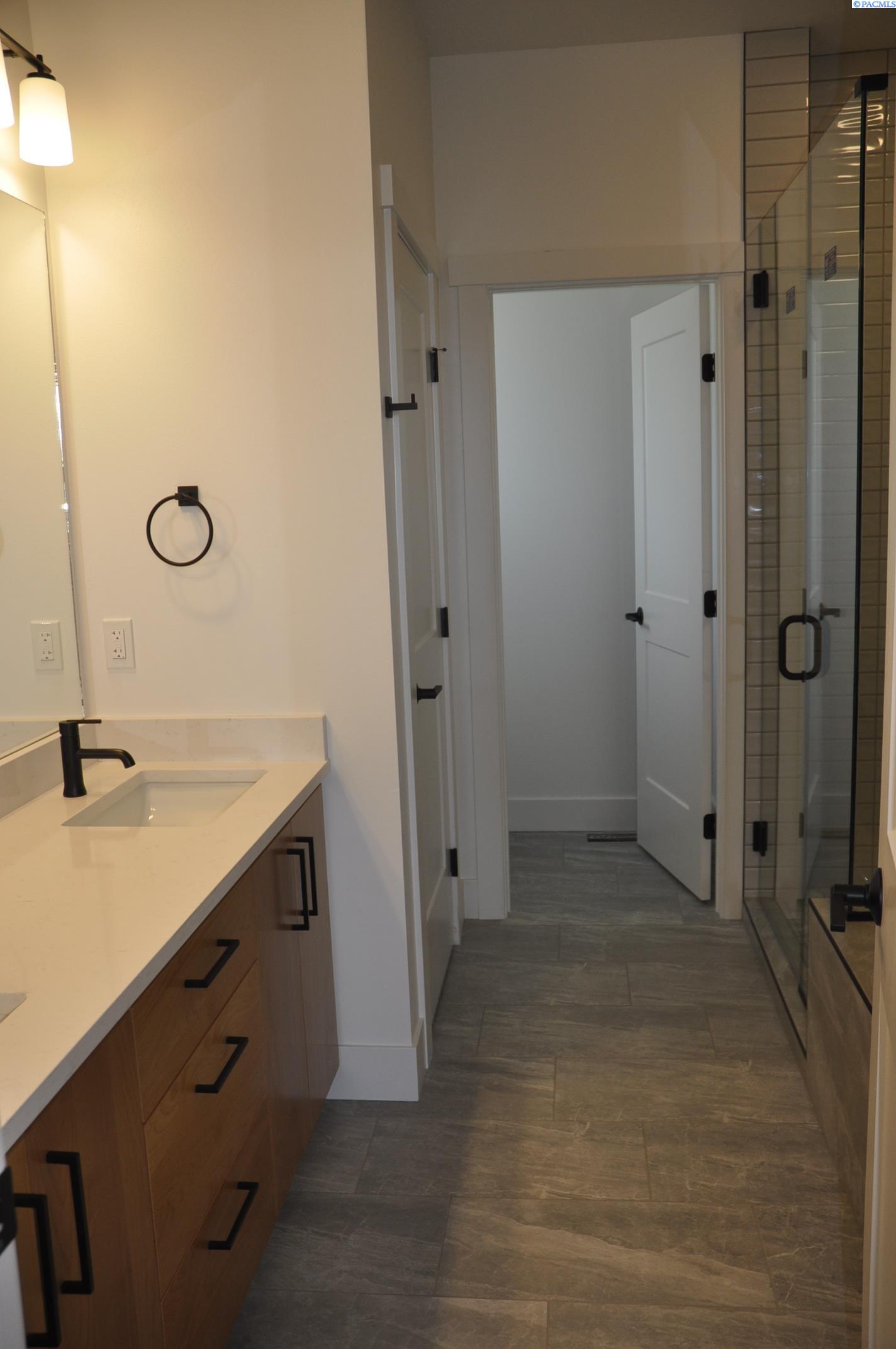 820 SW Iyla Ct. Unit Rancher w/Daylight Basement