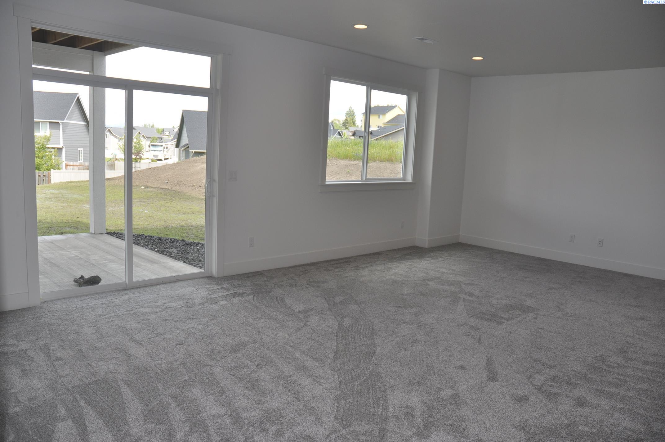 820 SW Iyla Ct. Unit Rancher w/Daylight Basement