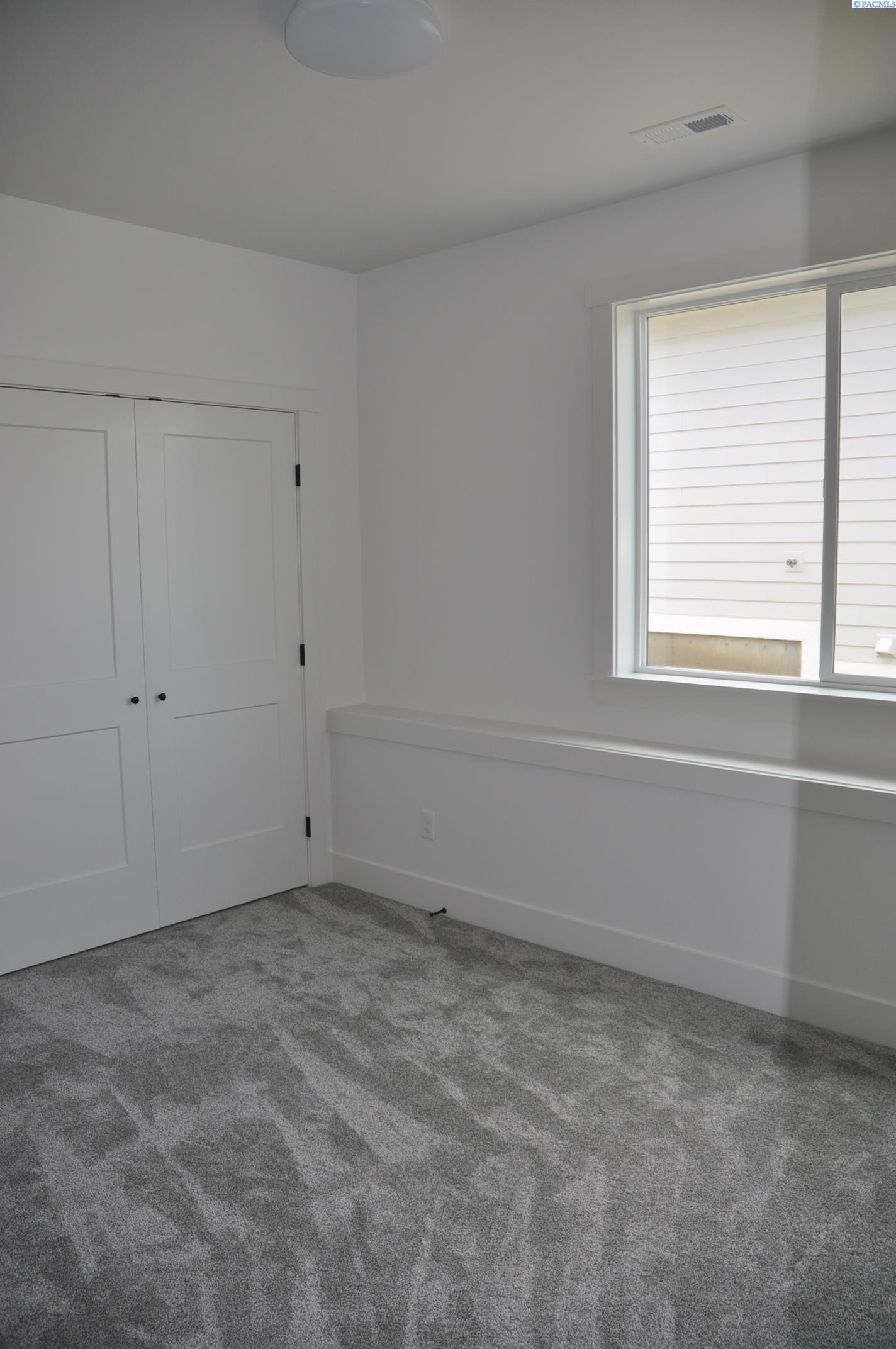 820 SW Iyla Ct. Unit Rancher w/Daylight Basement