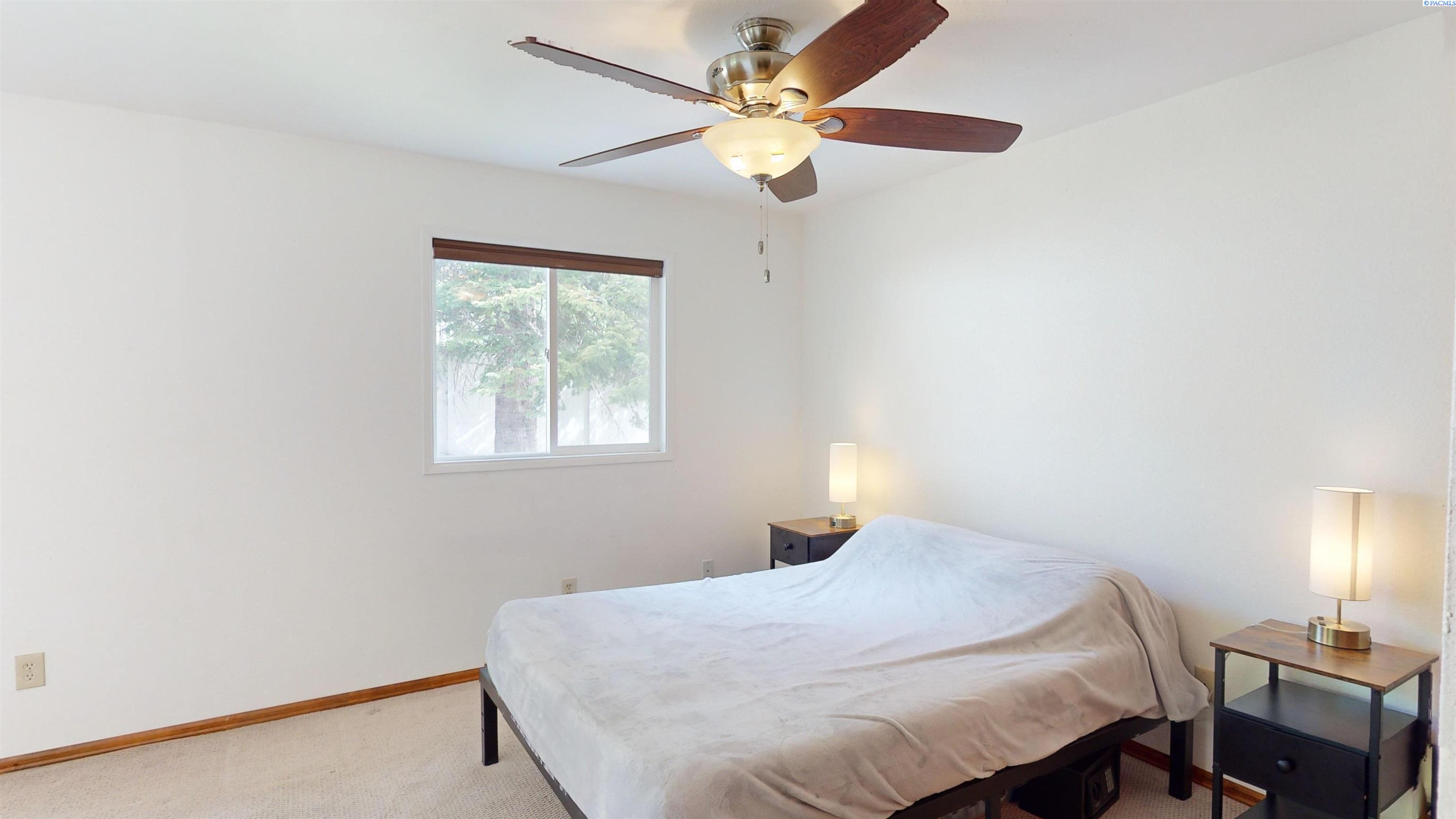 890 SE Edge Knoll