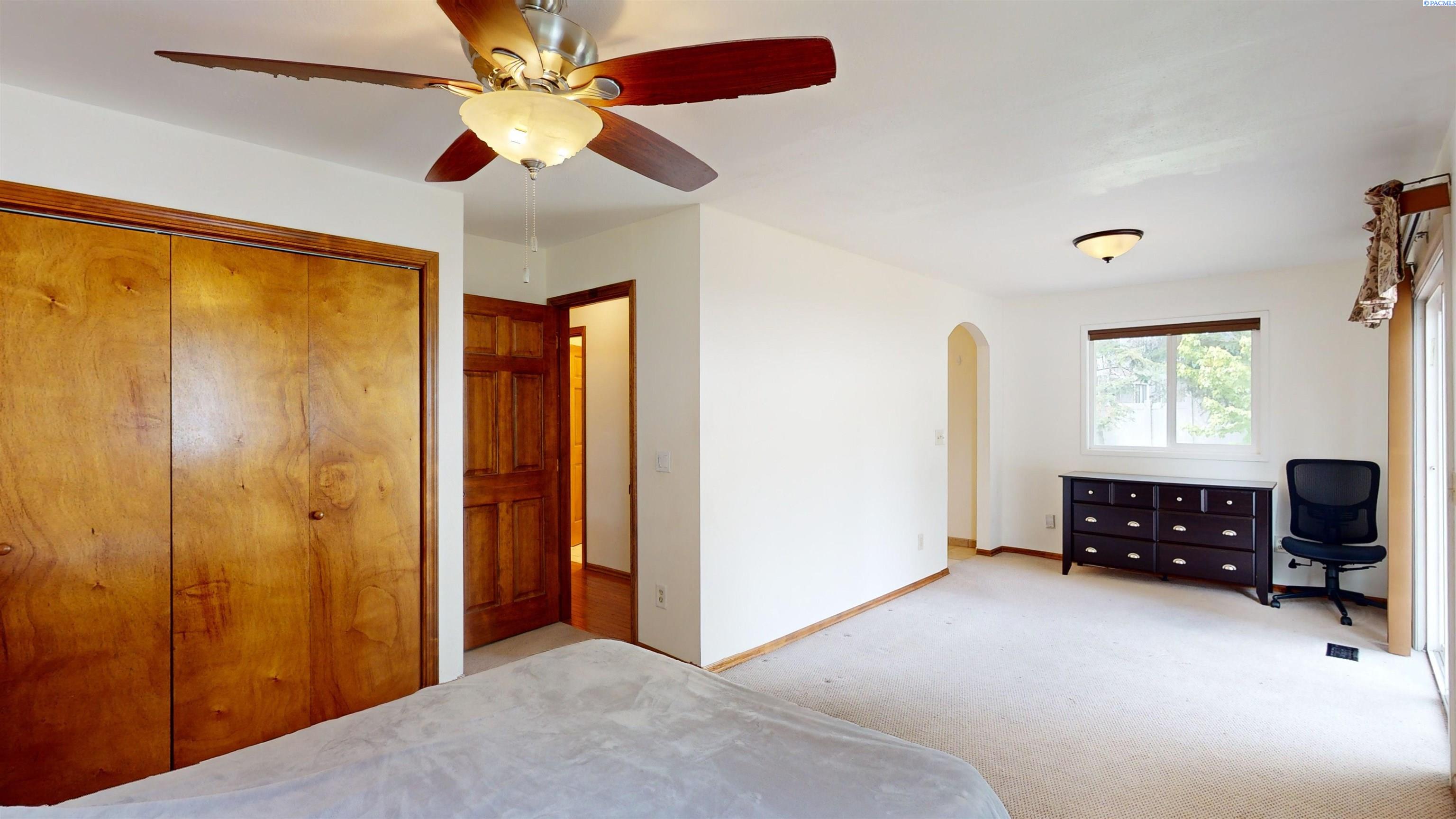 890 SE Edge Knoll
