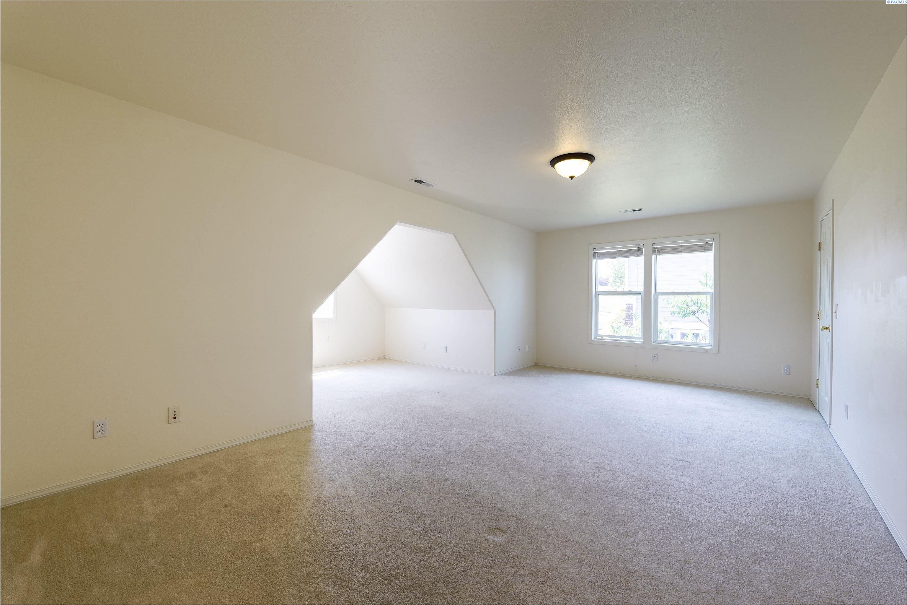935 SW Itani DR