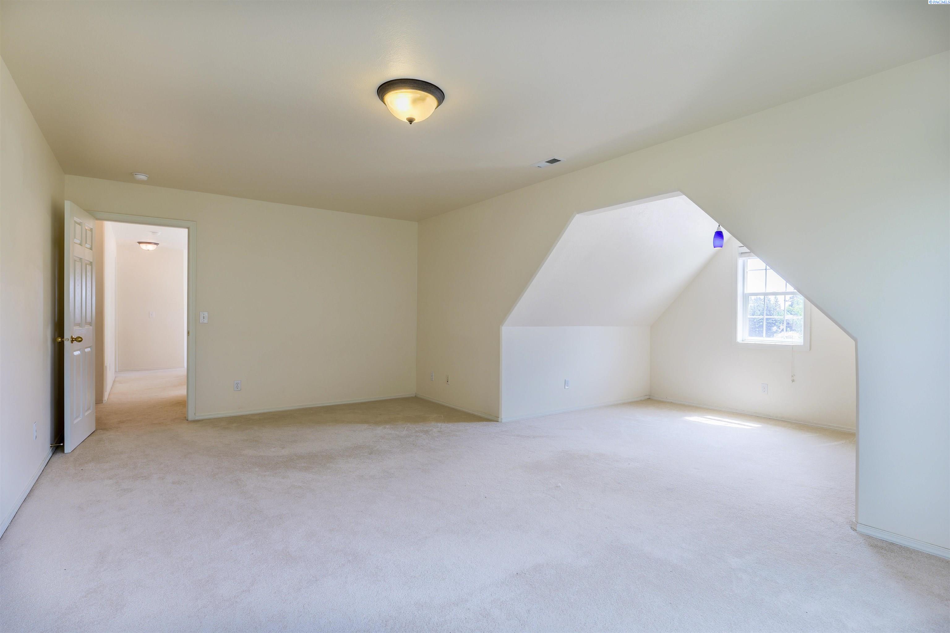 935 SW Itani DR