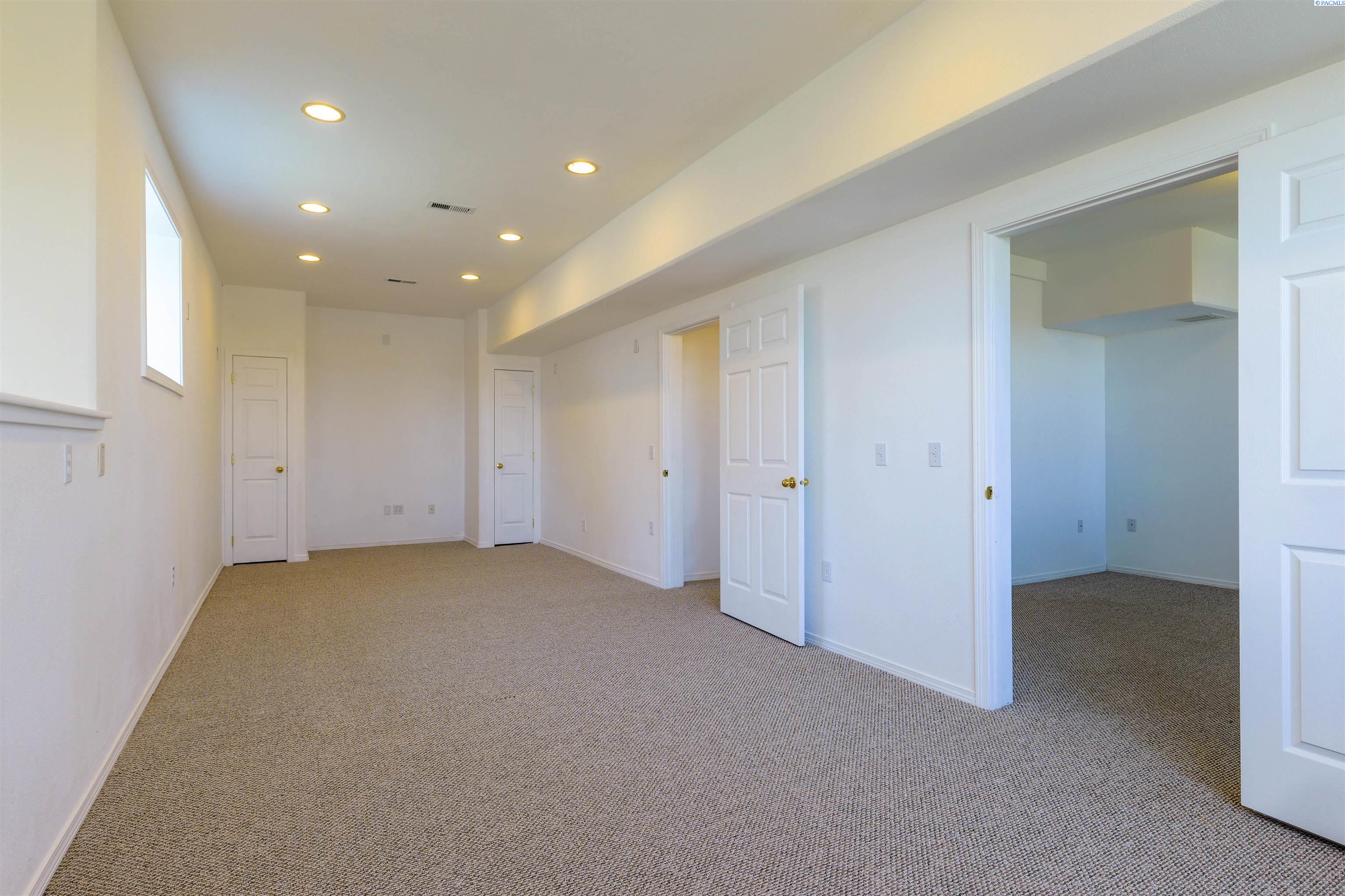 935 SW Itani DR
