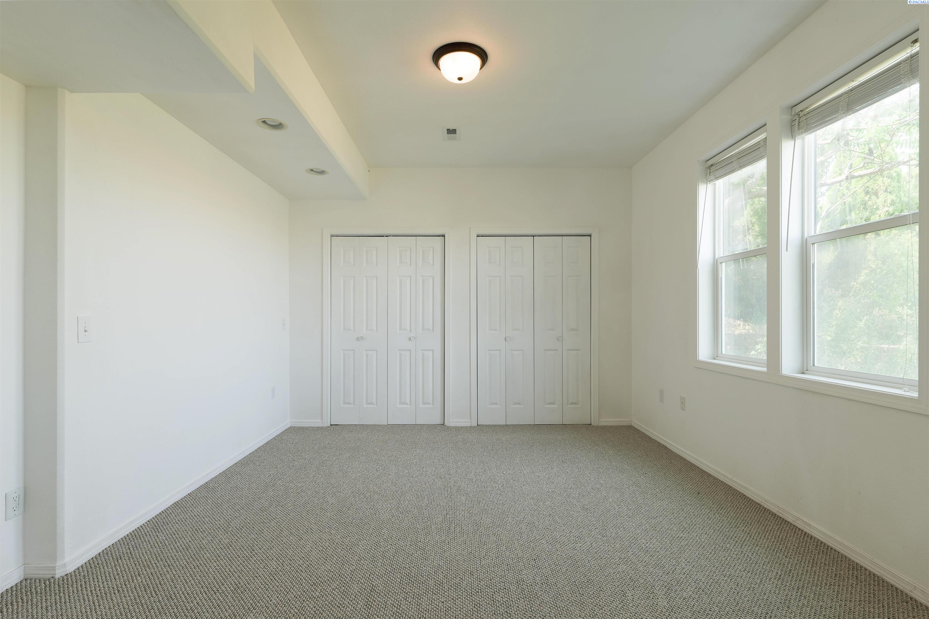 935 SW Itani DR