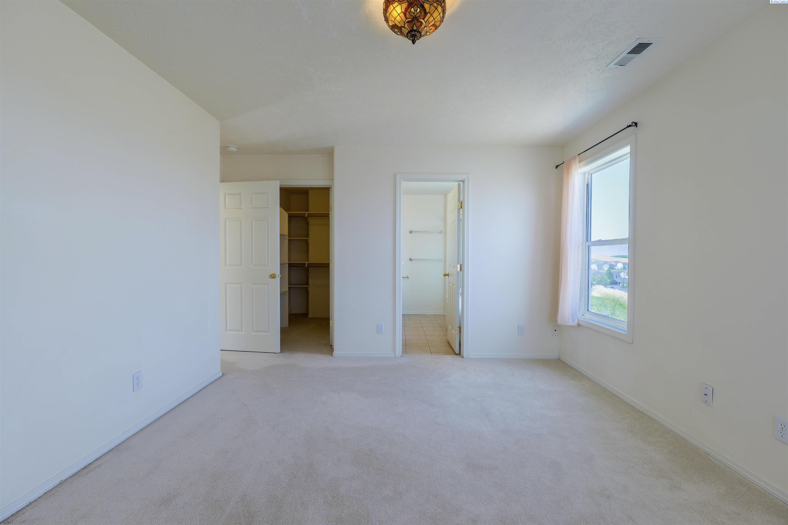 935 SW Itani DR