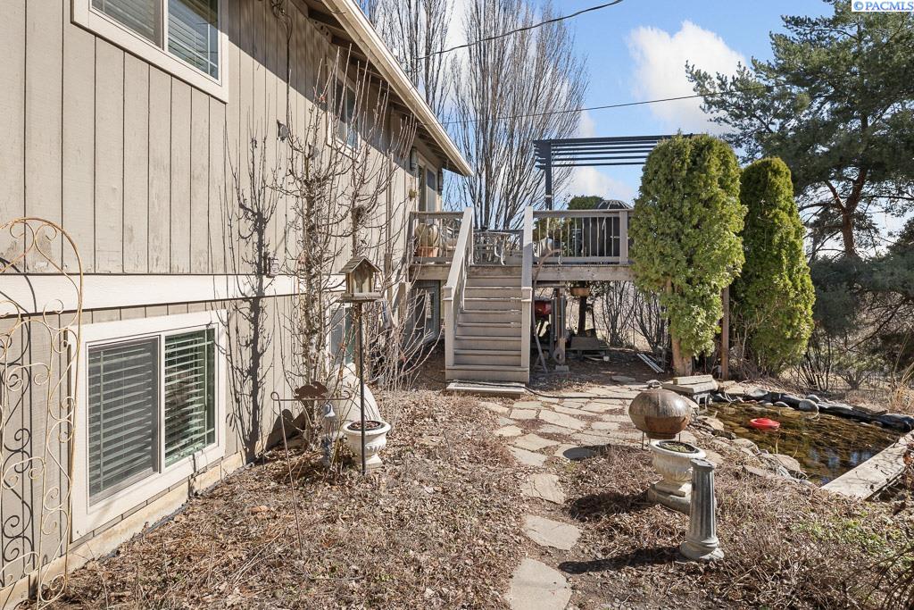 355 NW Thomas Street