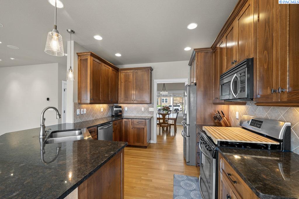 2315 NW PRAIRIE VIEW DR