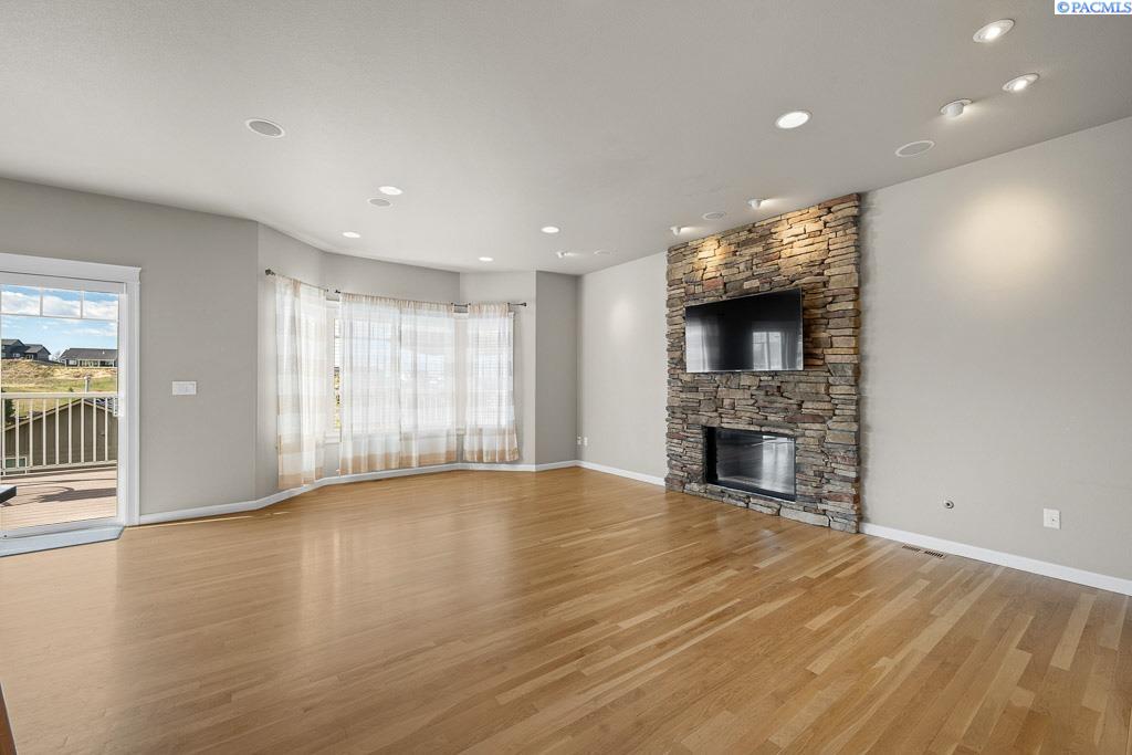 2315 NW PRAIRIE VIEW DR