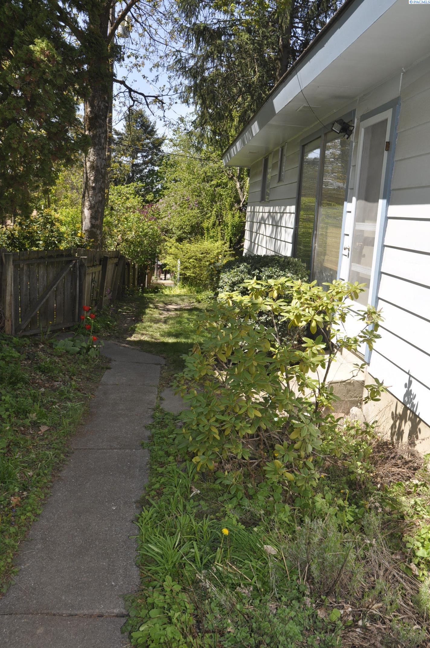 1025 NE Creston