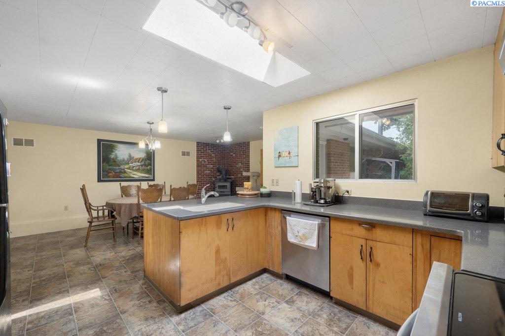 635 SW Dawnview Ct.