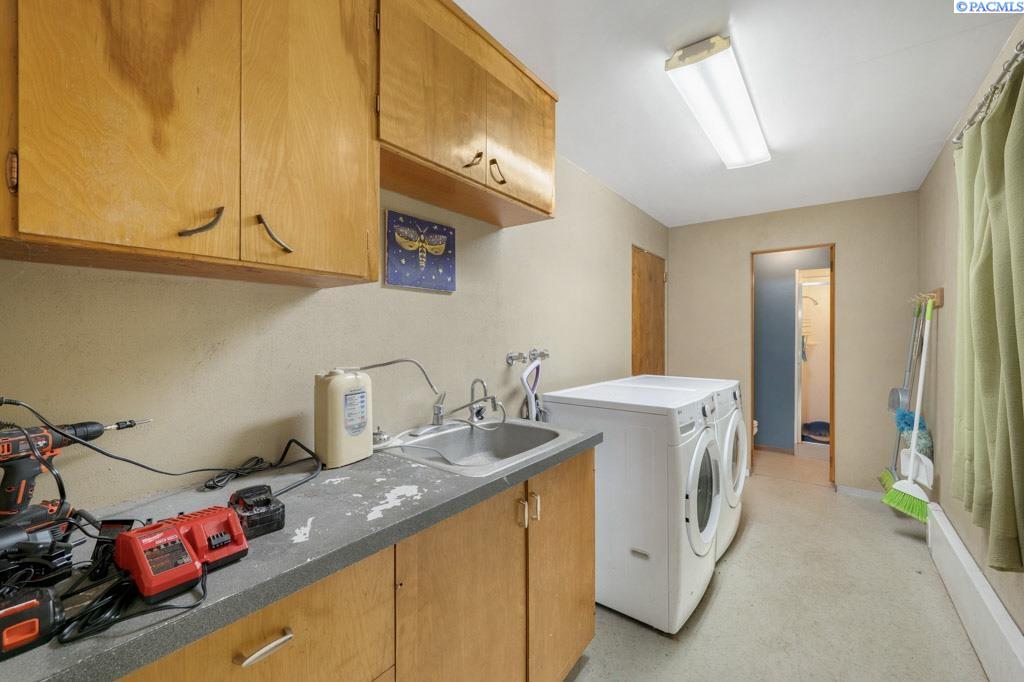 635 SW Dawnview Ct.