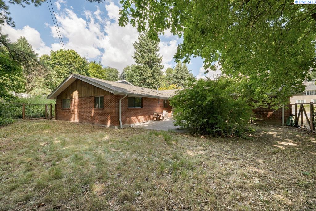 635 SW Dawnview Ct.
