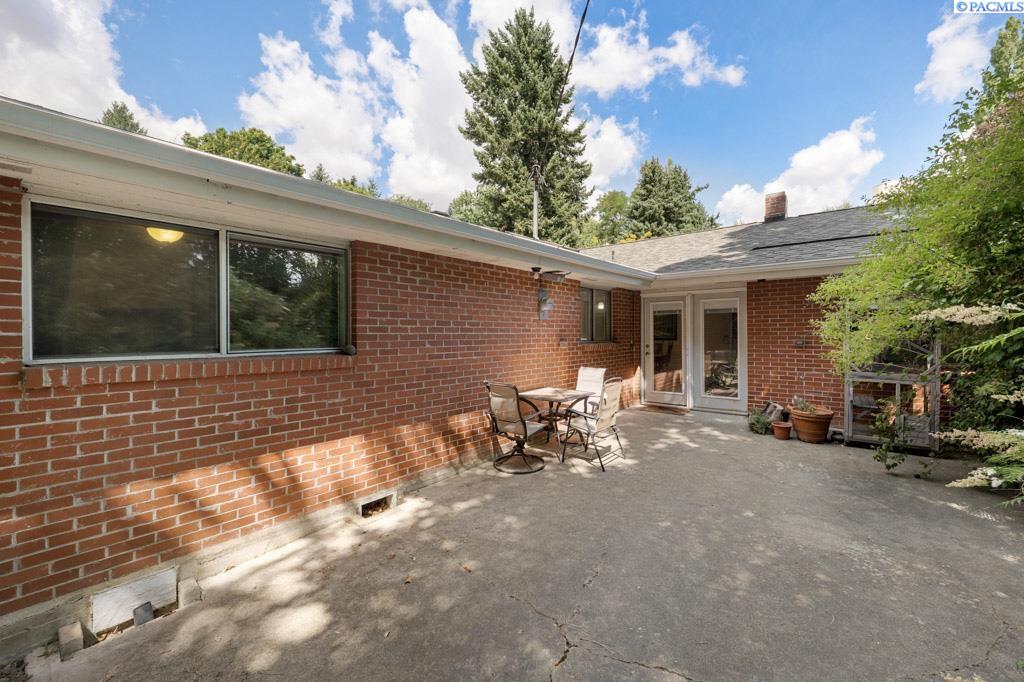 635 SW Dawnview Ct.