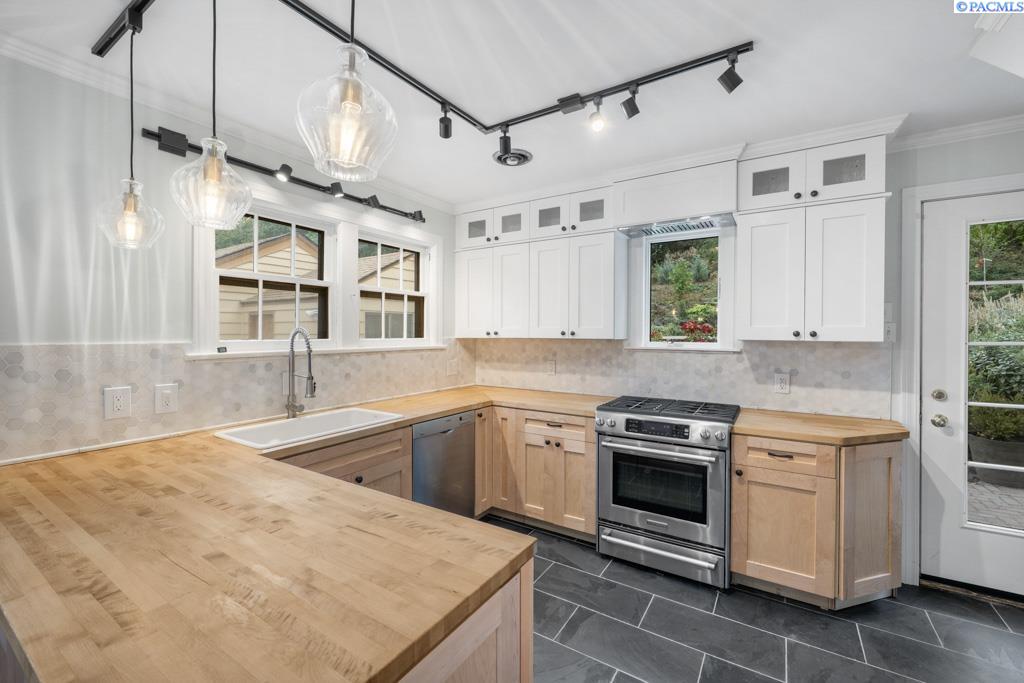 235 SE Pioneer Way