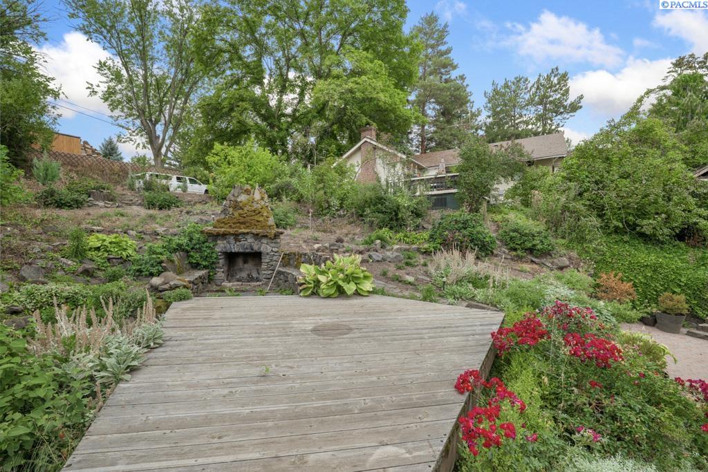235 SE Pioneer Way