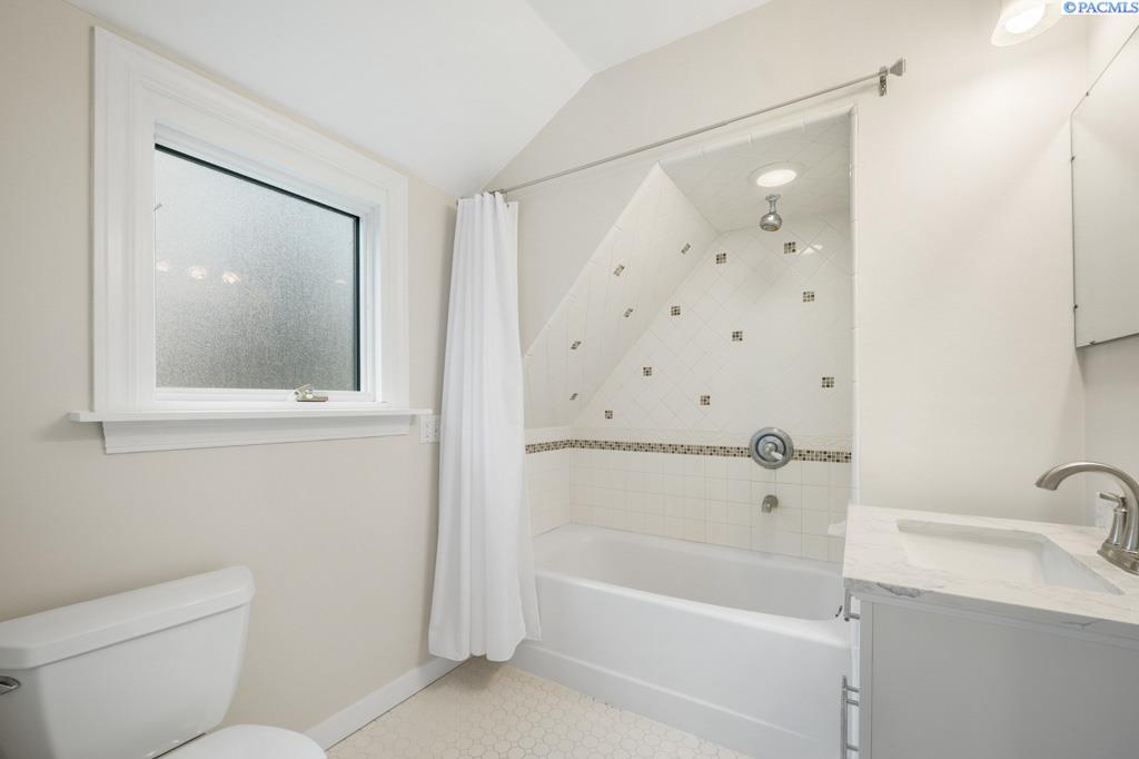 235 SE Pioneer Way