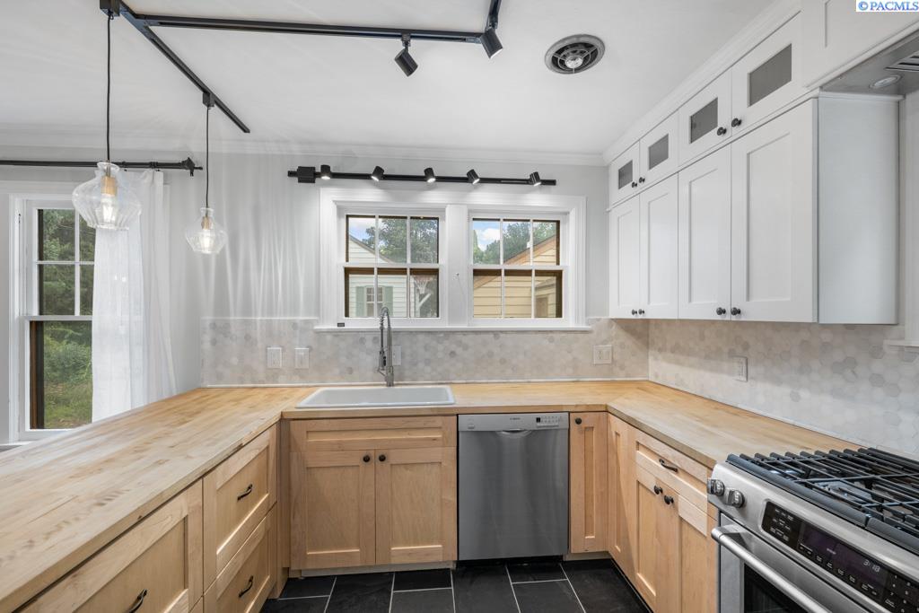 235 SE Pioneer Way
