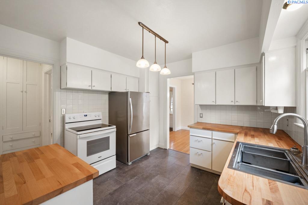 255 SE Pioneer Way