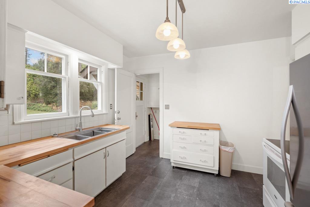 255 SE Pioneer Way