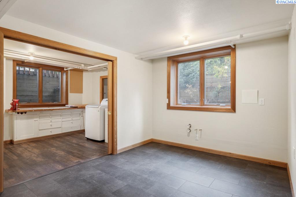 255 SE Pioneer Way