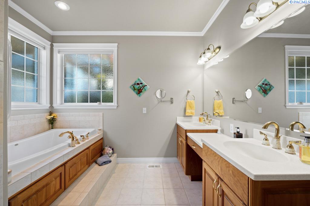 520 SW Sundance Ct.