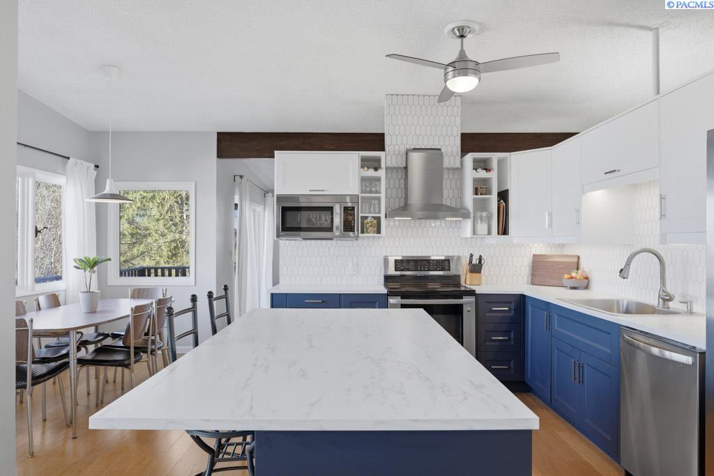 810 SW Alcora DR