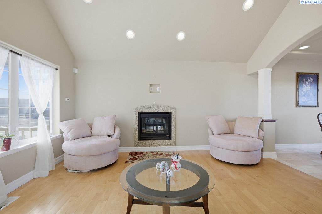 820 NW Palouse View Ct