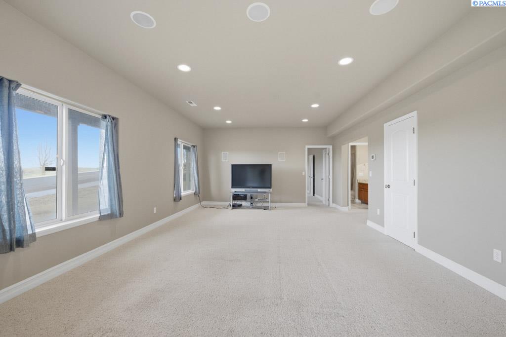 820 NW Palouse View Ct