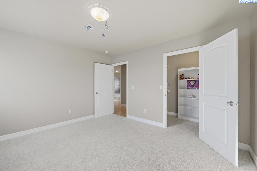 820 NW Palouse View Ct