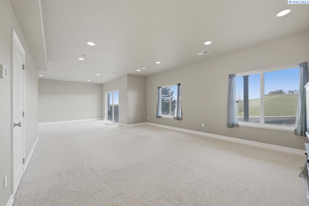 820 NW Palouse View Ct