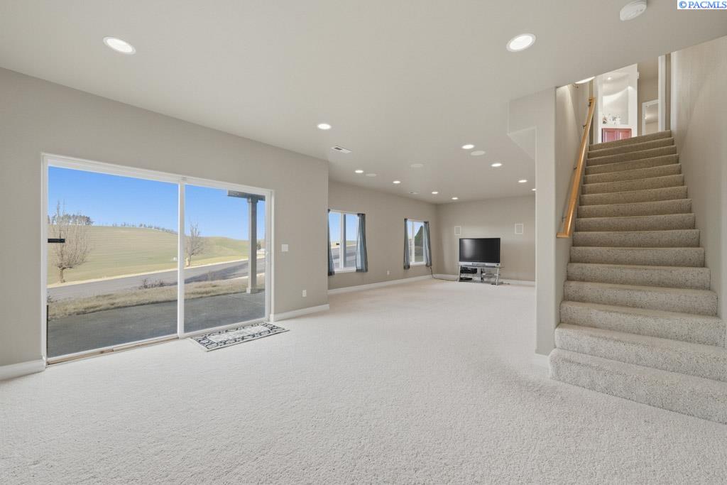 820 NW Palouse View Ct