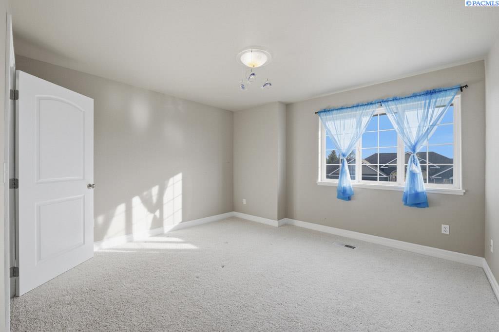 820 NW Palouse View Ct