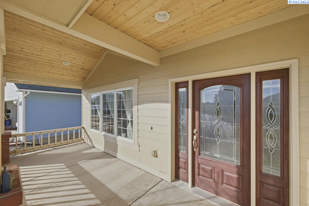 820 NW Palouse View Ct