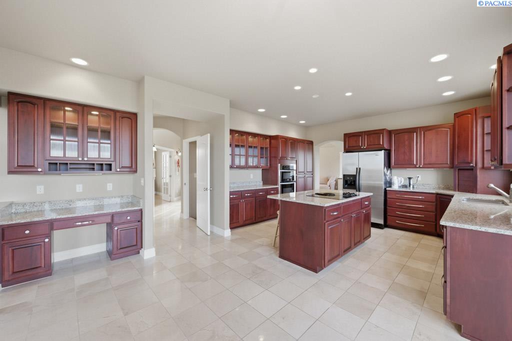 820 NW Palouse View Ct