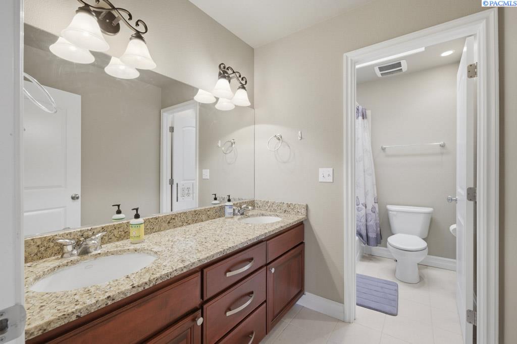 820 NW Palouse View Ct