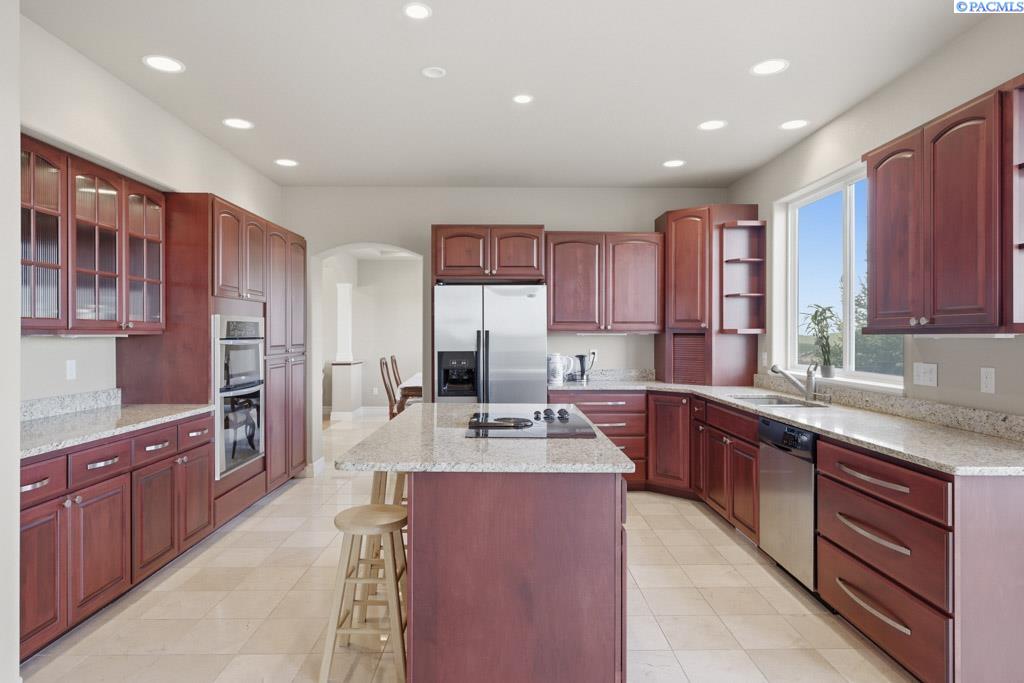 820 NW Palouse View Ct