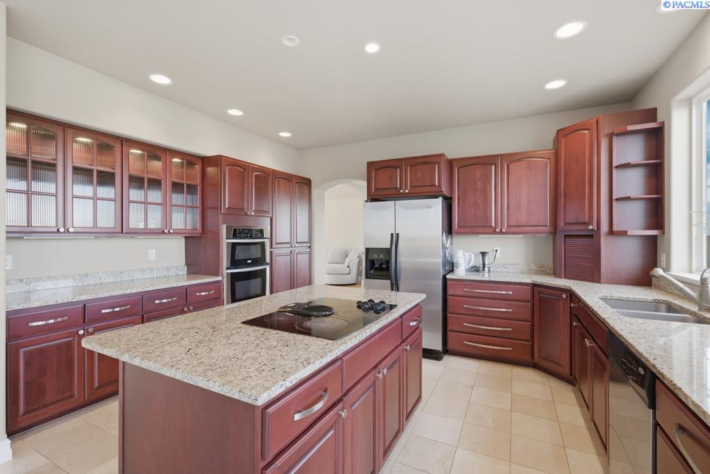 820 NW Palouse View Ct