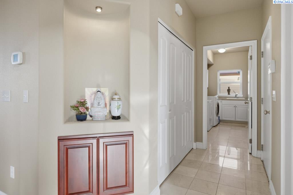 820 NW Palouse View Ct